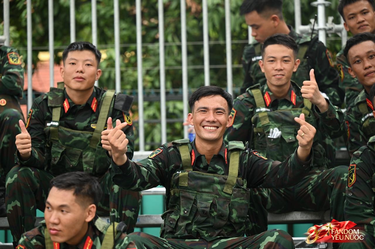 Người dân Hà Nội háo hức chờ xem hợp luyện diễu binh hoành tráng tối 21 / 8 - Ảnh 13.