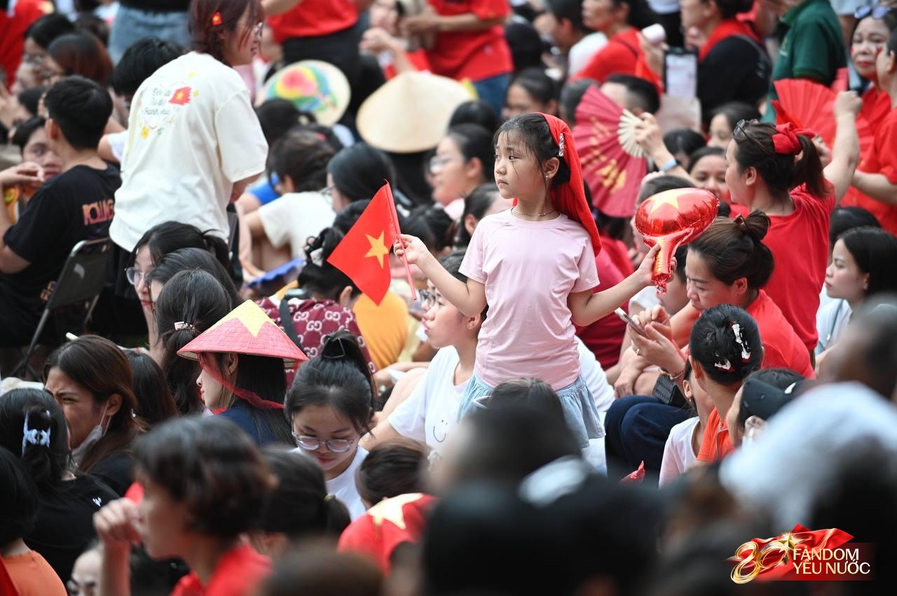 Trước giờ G: Các đoàn xe tăng, xe thiết giáp đang tiến về quảng trường Ba Đình trong tiếng hò reo của người dân- Ảnh 4. Trước giờ G: Các đoàn xe tăng, xe thiết giáp đang tiến về quảng trường Ba Đình trong tiếng hò reo của người dân- Ảnh 4.