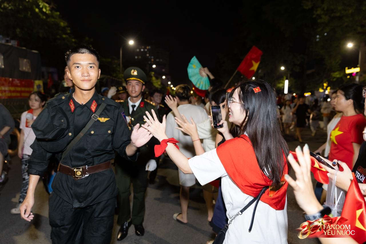 Các chiến sĩ vẫy tay tạm biệt người dân, khép lại đêm Tổng hợp luyện đầu tiên đáng nhớ- Ảnh 12. Các chiến sĩ vẫy tay tạm biệt người dân, khép lại đêm Tổng hợp luyện đầu tiên đáng nhớ- Ảnh 12.