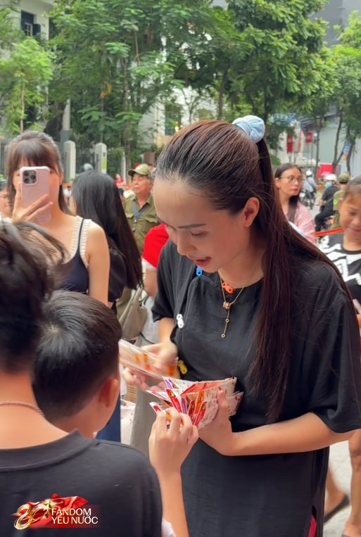 [CLIP] Quỳnh Anh - Huyền Mi xuất hiện giản dị, con g&aacute;i Duy Mạnh trở th&agrave;nh "ng&ocirc;i sao" được mẹ bế ra trước biệt thự 6 tầng- Ảnh 3.