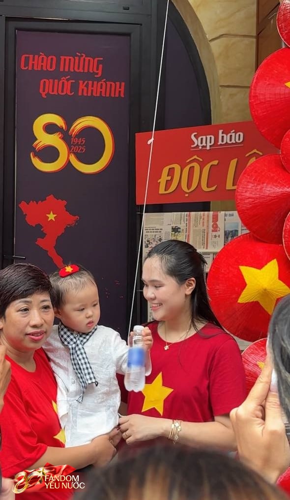 [CLIP] Quỳnh Anh - Huyền Mi xuất hiện giản dị, con g&aacute;i Duy Mạnh trở th&agrave;nh "ng&ocirc;i sao" được mẹ bế ra trước biệt thự 6 tầng- Ảnh 2.