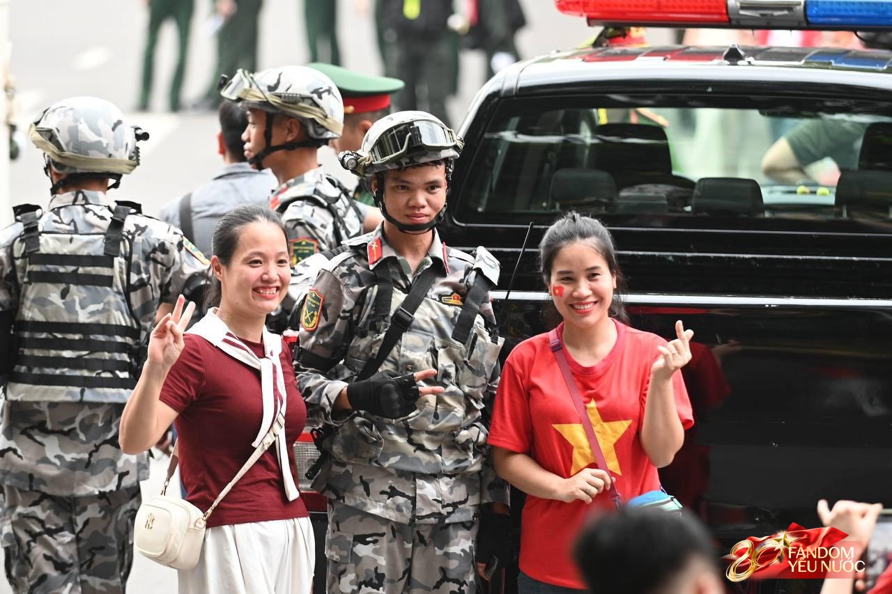 Trước giờ G: Các đoàn xe tăng, xe thiết giáp đang tiến về quảng trường Ba Đình trong tiếng hò reo của người dân- Ảnh 5. Trước giờ G: Các đoàn xe tăng, xe thiết giáp đang tiến về quảng trường Ba Đình trong tiếng hò reo của người dân- Ảnh 5.