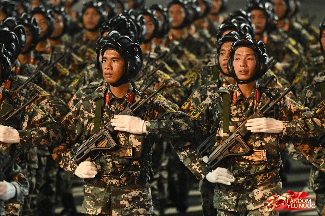 Người dân tràn ra đường, hòa cùng tiếng hò reo đón đoàn diễu binh diễu hành qua các tuyến phố Thủ đô- Ảnh 4. Người dân tràn ra đường, hòa cùng tiếng hò reo đón đoàn diễu binh diễu hành qua các tuyến phố Thủ đô- Ảnh 4.