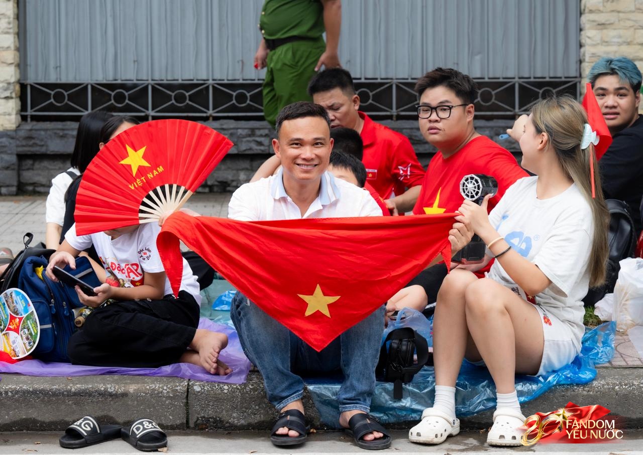 Trước giờ G: Các đoàn xe tăng, xe thiết giáp đang tiến về quảng trường Ba Đình trong tiếng hò reo của người dân- Ảnh 48.