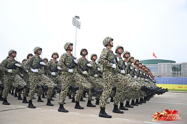 Trước giờ G: Các đoàn xe tăng, xe thiết giáp đang tiến về quảng trường Ba Đình trong tiếng hò reo của người dân- Ảnh 27.