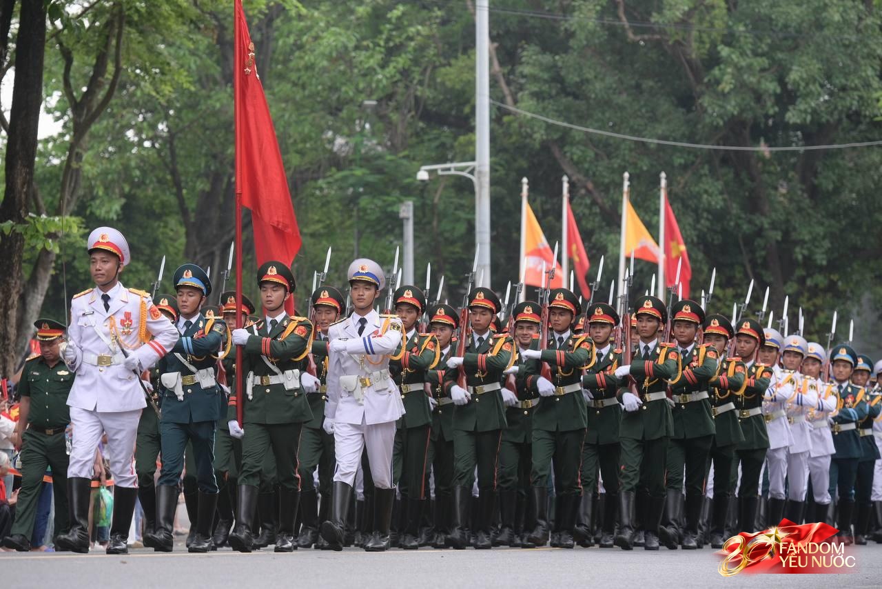 Người dân Hà Nội háo hức chờ xem hợp luyện diễu binh hoành tráng tối 21 / 8 - Ảnh 7.