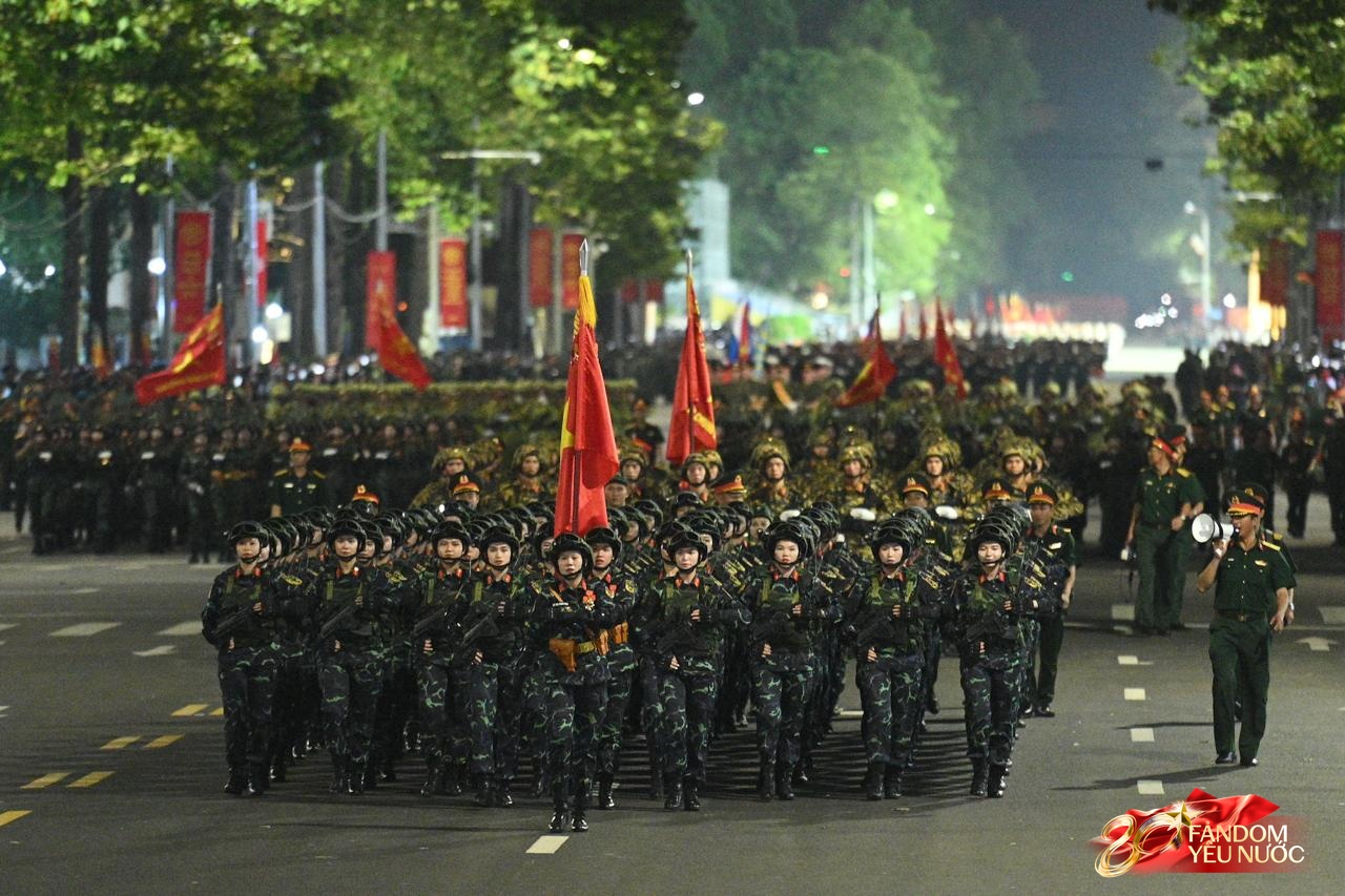 Người dân tràn ra đường, hòa cùng tiếng hò reo đón đoàn diễu binh diễu hành qua các tuyến phố Thủ đô- Ảnh 5. Người dân tràn ra đường, hòa cùng tiếng hò reo đón đoàn diễu binh diễu hành qua các tuyến phố Thủ đô- Ảnh 5.