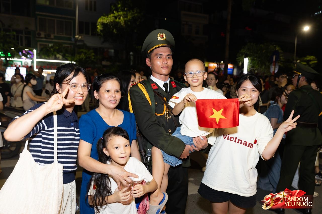 Các chiến sĩ vẫy tay tạm biệt người dân, khép lại đêm Tổng hợp luyện đầu tiên đáng nhớ- Ảnh 9. Các chiến sĩ vẫy tay tạm biệt người dân, khép lại đêm Tổng hợp luyện đầu tiên đáng nhớ- Ảnh 9.