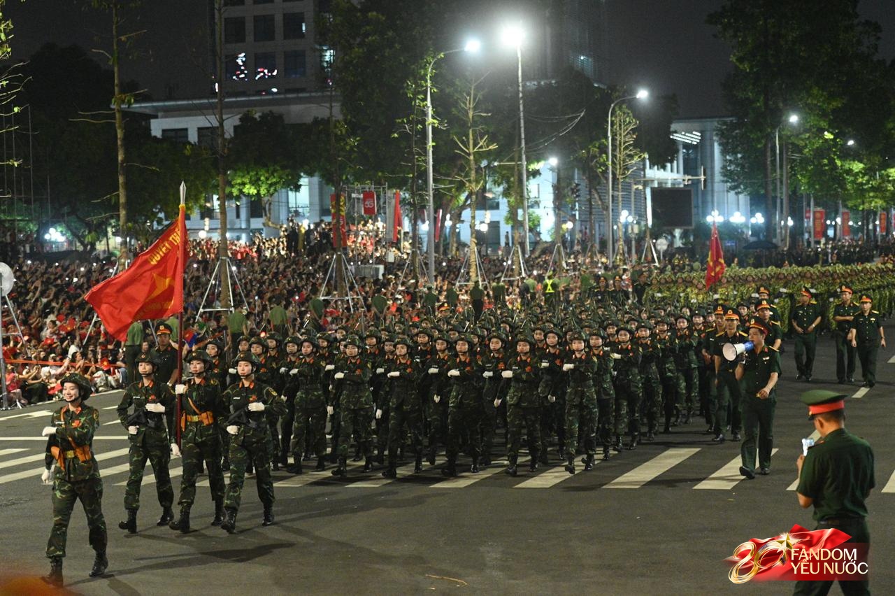 Người dân tràn ra đường, hòa cùng tiếng hò reo đón đoàn diễu binh diễu hành qua các tuyến phố Thủ đô- Ảnh 6. Người dân tràn ra đường, hòa cùng tiếng hò reo đón đoàn diễu binh diễu hành qua các tuyến phố Thủ đô- Ảnh 6.
