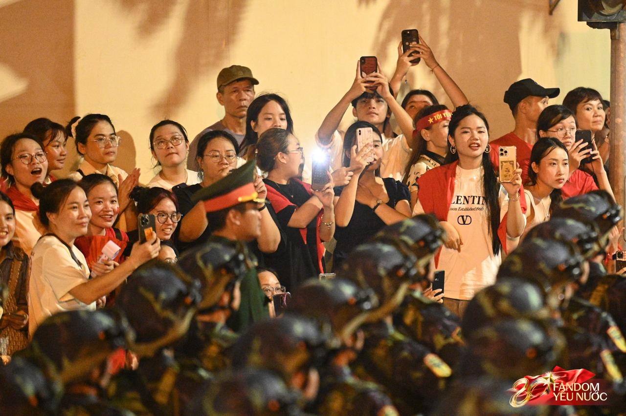 Người dân tràn ra đường, hòa cùng tiếng hò reo đón đoàn diễu binh diễu hành qua các tuyến phố Thủ đô- Ảnh 7. Người dân tràn ra đường, hòa cùng tiếng hò reo đón đoàn diễu binh diễu hành qua các tuyến phố Thủ đô- Ảnh 7.