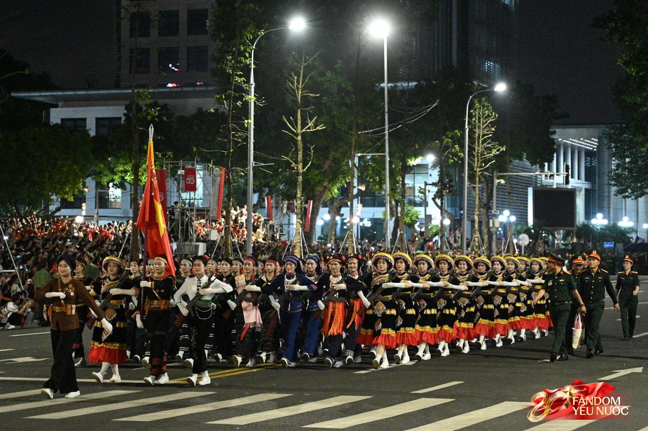 Người dân tràn ra đường, hòa cùng tiếng hò reo đón đoàn diễu binh diễu hành qua các tuyến phố Thủ đô- Ảnh 8. Người dân tràn ra đường, hòa cùng tiếng hò reo đón đoàn diễu binh diễu hành qua các tuyến phố Thủ đô- Ảnh 8.