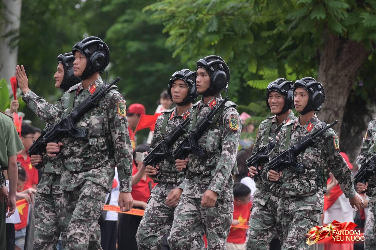 Trước giờ G: Các đoàn xe tăng, xe thiết giáp đang tiến về quảng trường Ba Đình trong tiếng hò reo của người dân- Ảnh 31.