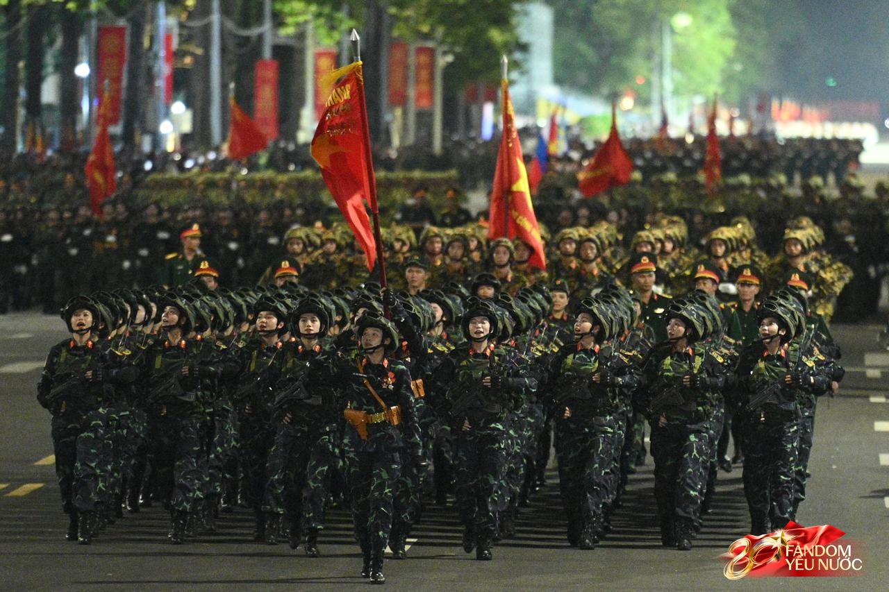 Người dân tràn ra đường, hòa cùng tiếng hò reo đón đoàn diễu binh diễu hành qua các tuyến phố Thủ đô- Ảnh 9. Người dân tràn ra đường, hòa cùng tiếng hò reo đón đoàn diễu binh diễu hành qua các tuyến phố Thủ đô- Ảnh 9.