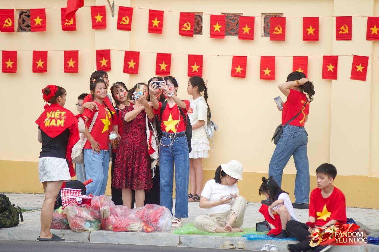 Người dân Hà Nội háo hức chờ xem hợp luyện diễu binh hoành tráng tối 21 / 8 - Ảnh 22.