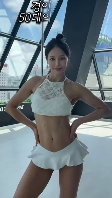 “Bom Sex Hàn Quốc” Cưới Chồng Nhỏ Hơn Cả Con Giáp, Bí Quyết Gì Để U60 Nhưng Nhìn Tươi Rói Như 20 Tuổi?- Ảnh 6. “Bom Sex Hàn Quốc” Cưới Chồng Nhỏ Hơn Cả Con Giáp, Bí Quyết Gì Để U60 Nhưng Nhìn Tươi Rói Như 20 Tuổi?- Ảnh 6.