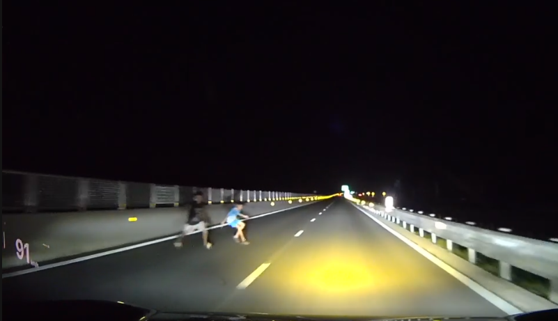 Th&oacute;t tim khoảnh khắc 2 "b&oacute;ng ma" bất ngờ băng ngang cao tốc Vạn Ninh - Cam Lộ- Ảnh 1.