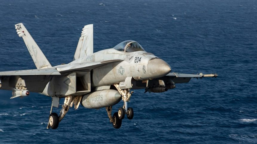 Ti&ecirc;m k&iacute;ch F / a - 18 e trị gi&aacute; 67 triệu USD rơi xuống biển Virginia trong huấn luyện - Ảnh 1.