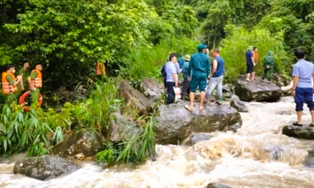 Tìm thấy thi thể bé gái 11 tuổi mất tích khi trượt chân rơi xuống suối - Ảnh 1.