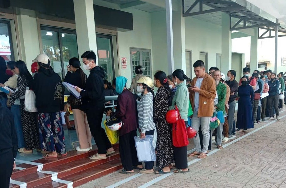 Người dân dùng mũ bảo hiểm để giữ chỗ nộp hồ sơ tại xã Ea Kar Đắk Lắk - Ảnh 2.