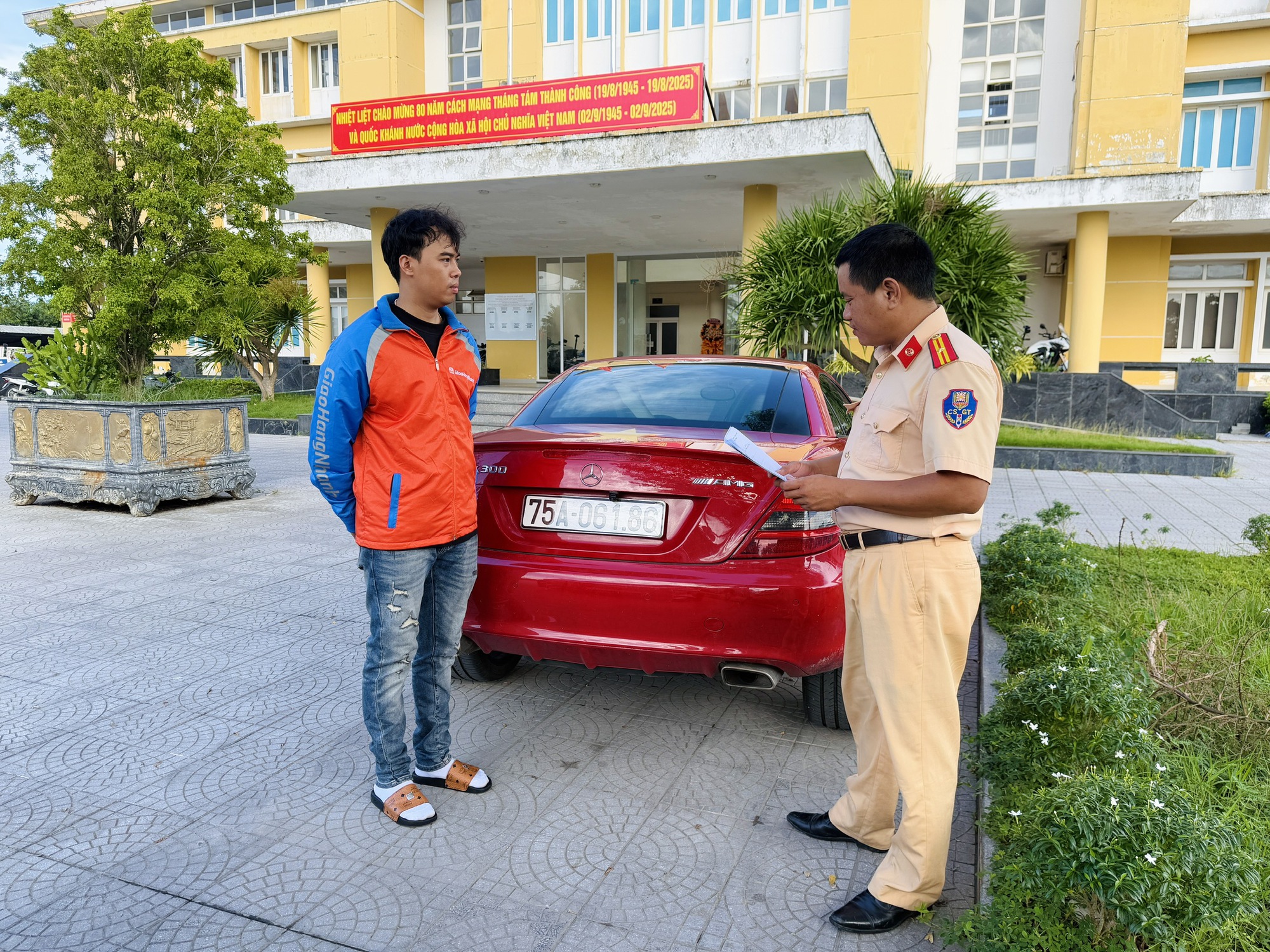 TikToker Bin síp bơ nước Huế bị CSGT phạt vì vi phạm luật giao thông - Ảnh 2. TikToker Bin síp bơ nước Huế bị CSGT phạt vì vi phạm luật giao thông - Ảnh 2.