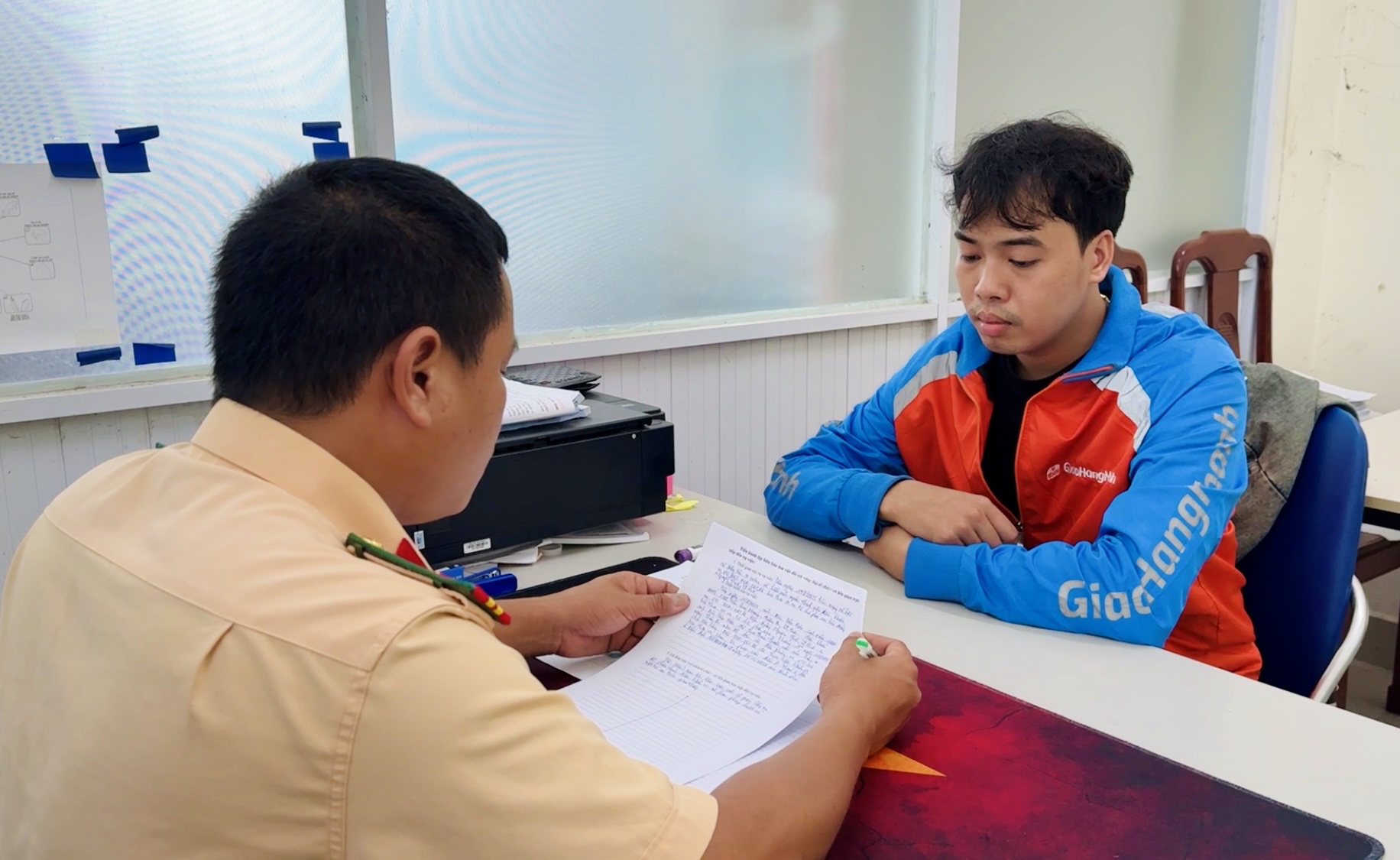 TikToker Bin síp bơ nước Huế bị CSGT phạt vì vi phạm luật giao thông - Ảnh 1. TikToker Bin síp bơ nước Huế bị CSGT phạt vì vi phạm luật giao thông - Ảnh 1.