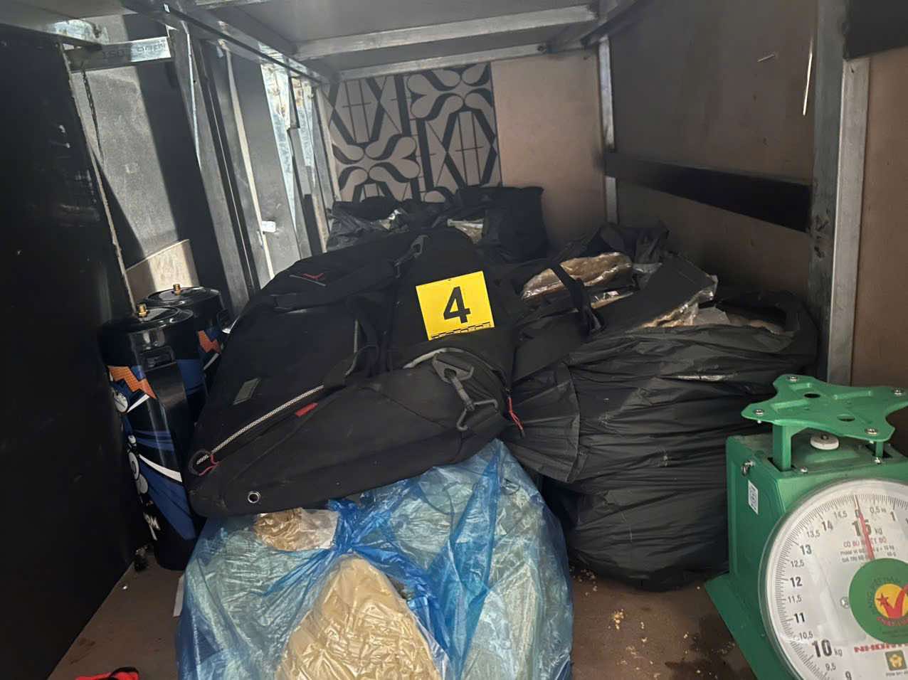 Du Nguyễn Gia H&ograve;ai Thương bị bắt c&ugrave;ng nh&acirc;n vi&ecirc;n 90 &rsquo; s House v&igrave; bu&ocirc;n b&aacute;n kh&iacute; N₂O - Ảnh 3.