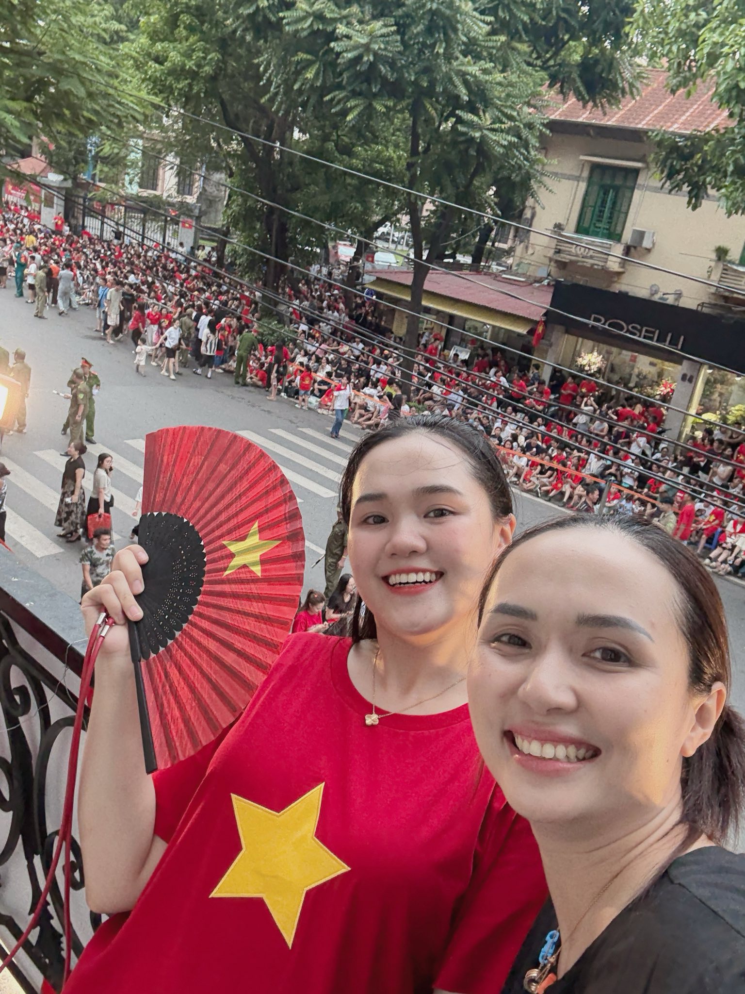 Vợ Duy Mạnh, Văn Quyết khoe góc đu concert quốc gia tuyệt đối điện ảnh từ biệt thự 6 tầng mặt phố Hà Nội- Ảnh 1. Vợ Duy Mạnh, Văn Quyết khoe góc đu concert quốc gia tuyệt đối điện ảnh từ biệt thự 6 tầng mặt phố Hà Nội- Ảnh 1.