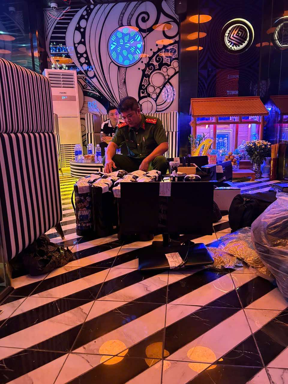 Du Nguyễn Gia H&ograve;ai Thương bị bắt c&ugrave;ng nh&acirc;n vi&ecirc;n 90 &rsquo; s House v&igrave; bu&ocirc;n b&aacute;n kh&iacute; N₂O - Ảnh 4.