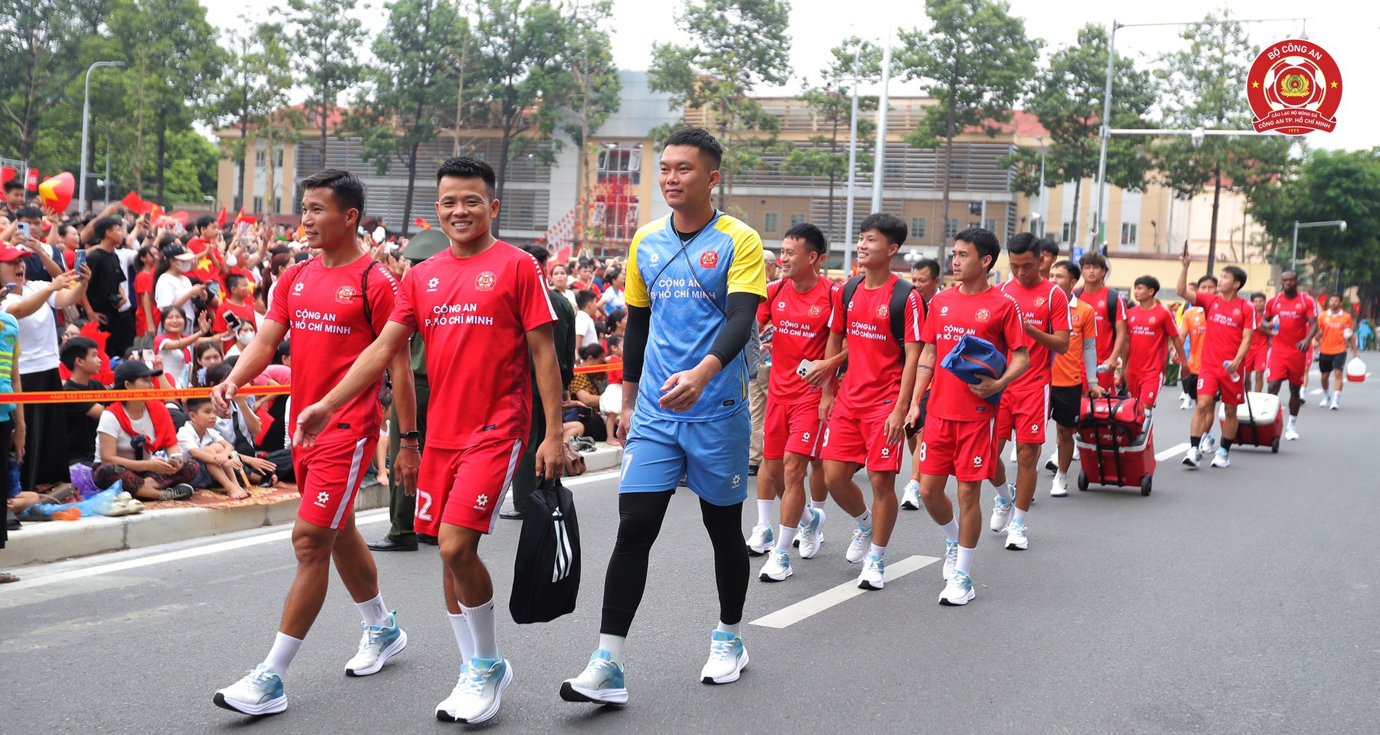 Tiến Linh háo hức khui trúng "sít rịt" cờ hoa phấp phới, Đức Huy choáng ngợp trước dòng người đổ concert quốc gia - Ảnh 3.