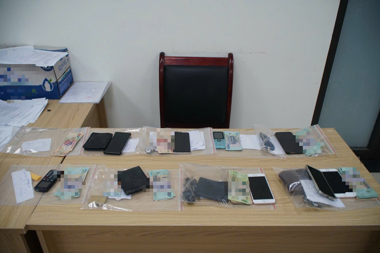 Công an Đà Nẵng triệt phá sới bạc khủng , tạm giữ 14 người có liên quan - Ảnh 3. Công an Đà Nẵng triệt phá sới bạc khủng , tạm giữ 14 người có liên quan - Ảnh 3.