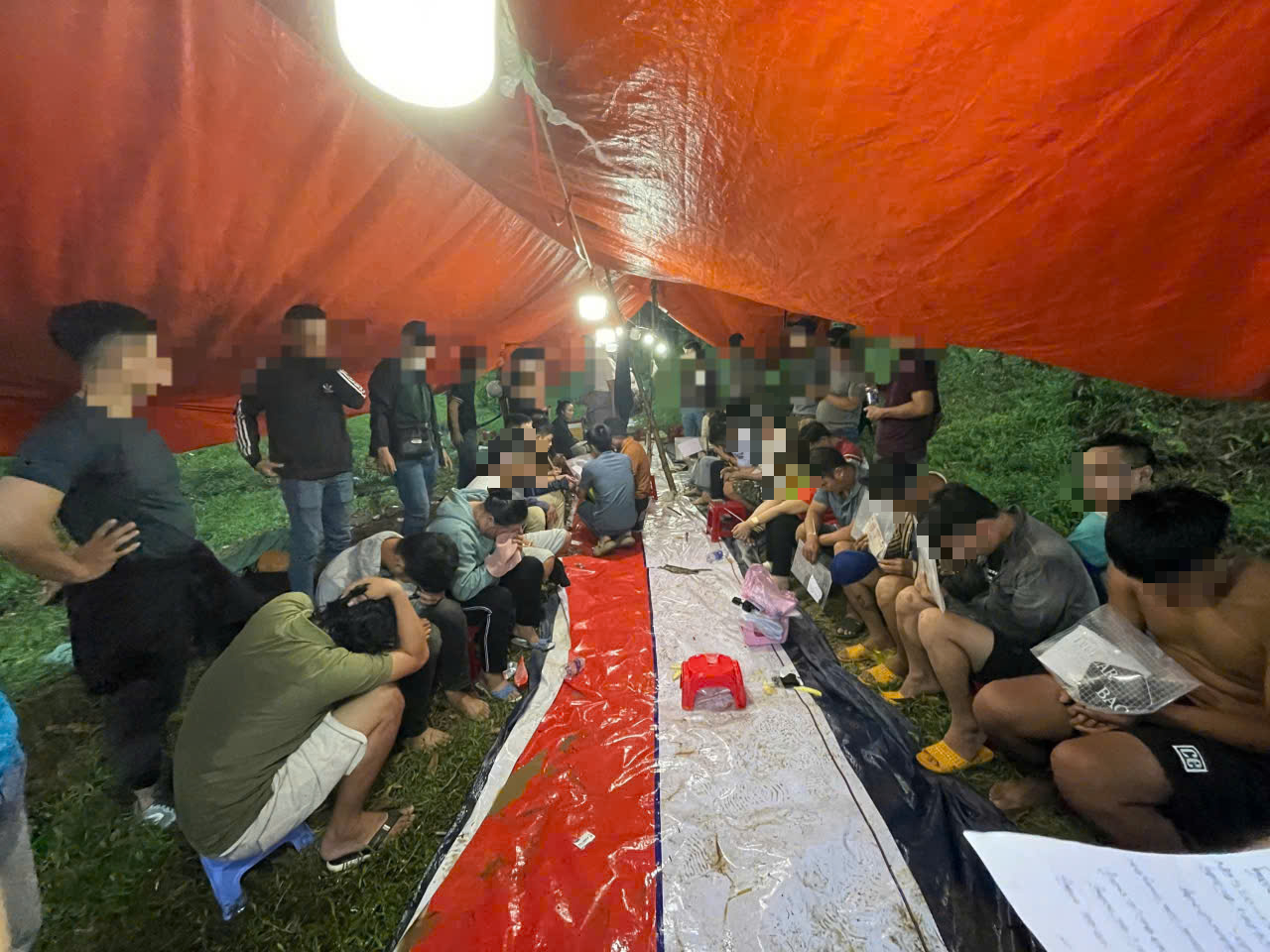 Công an Đà Nẵng triệt phá sới bạc khủng , tạm giữ 14 người có liên quan - Ảnh 2. Công an Đà Nẵng triệt phá sới bạc khủng , tạm giữ 14 người có liên quan - Ảnh 2.