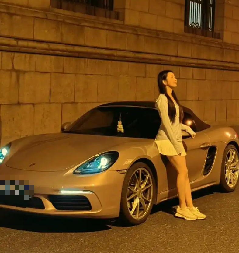 Bạn g&aacute;i li&ecirc;n tục gợi &yacute; bảo t&ocirc;i mua &ocirc; t&ocirc;, nh&igrave;n bức ảnh c&ocirc; ấy cho xem m&agrave; t&ocirc;i chột dạ- Ảnh 1.