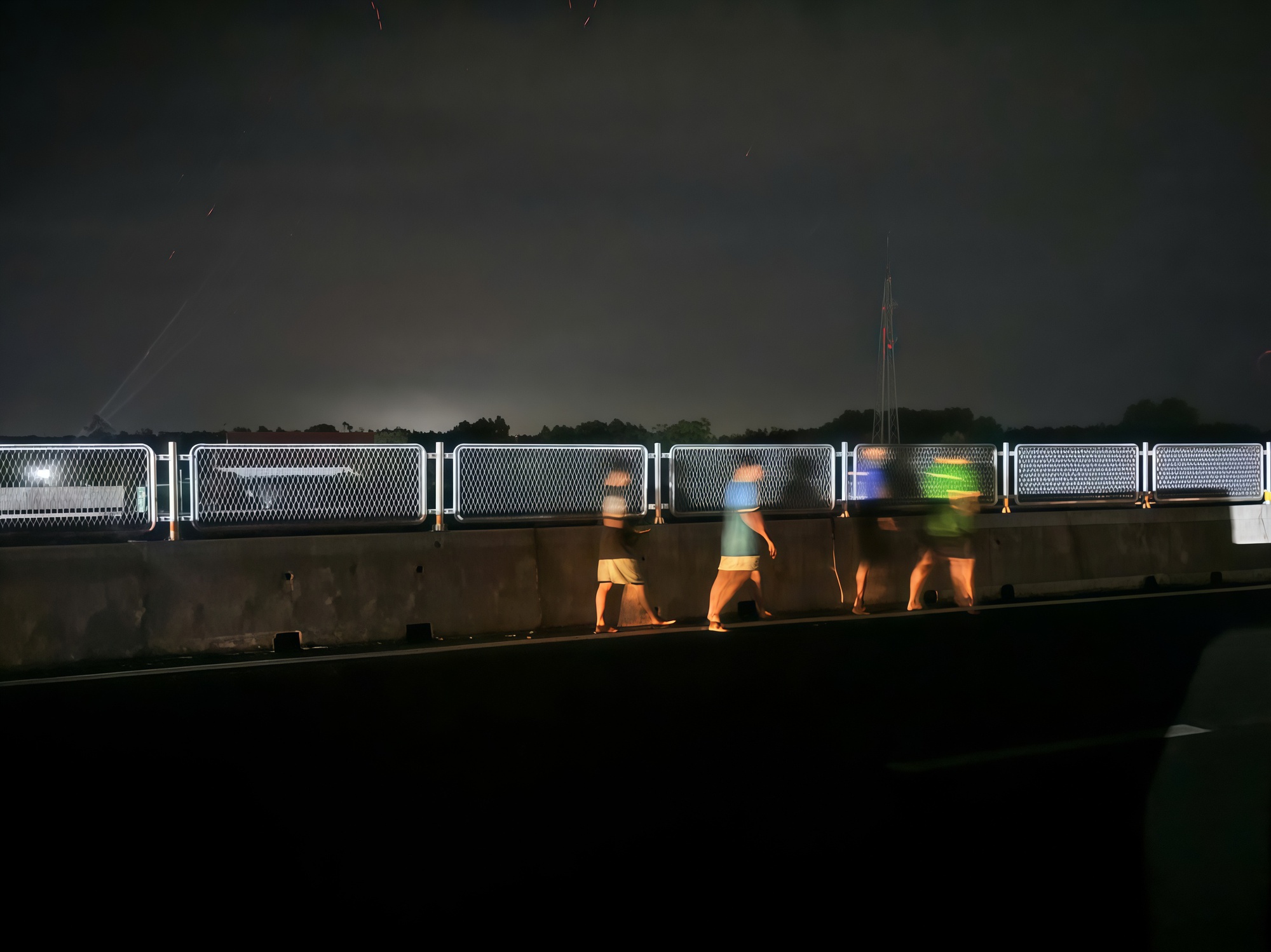 Khoảnh khắc 4 thiếu niên đi bộ trên cao tốc Vạn Ninh - Cam Lộ gây chấn động - Ảnh 1. Khoảnh khắc 4 thiếu niên đi bộ trên cao tốc Vạn Ninh - Cam Lộ gây chấn động - Ảnh 1.