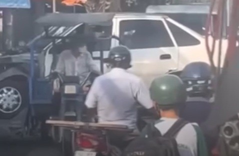 Xác minh video xe ba gác chở ô tô gây xôn xao hẻm nhỏ ở TPHCM - Ảnh 1. Xác minh video xe ba gác chở ô tô gây xôn xao hẻm nhỏ ở TPHCM - Ảnh 1.