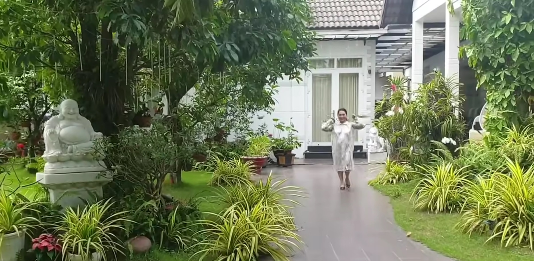 Nữ nghệ sĩ cả nước biết mặt, 2 lần đò, tuổi 80 sống một mình trong biệt thự 1.200m2, chuyên tâm tu tập - Ảnh 2. Nữ nghệ sĩ cả nước biết mặt, 2 lần đò, tuổi 80 sống một mình trong biệt thự 1.200m2, chuyên tâm tu tập - Ảnh 2.