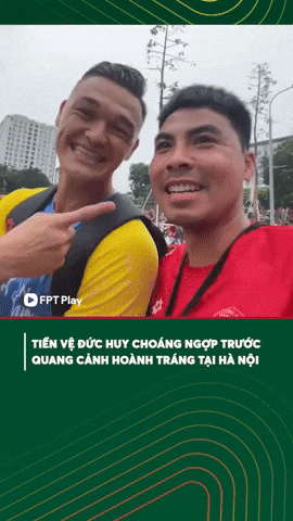 Tiến Linh háo hức khui trúng "sít rịt" cờ hoa phấp phới, Đức Huy choáng ngợp trước dòng người đổ concert quốc gia - Ảnh 4.