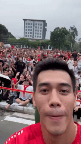 Tiến Linh háo hức khui trúng "sít rịt" cờ hoa phấp phới, Đức Huy choáng ngợp trước dòng người đổ concert quốc gia - Ảnh 1.