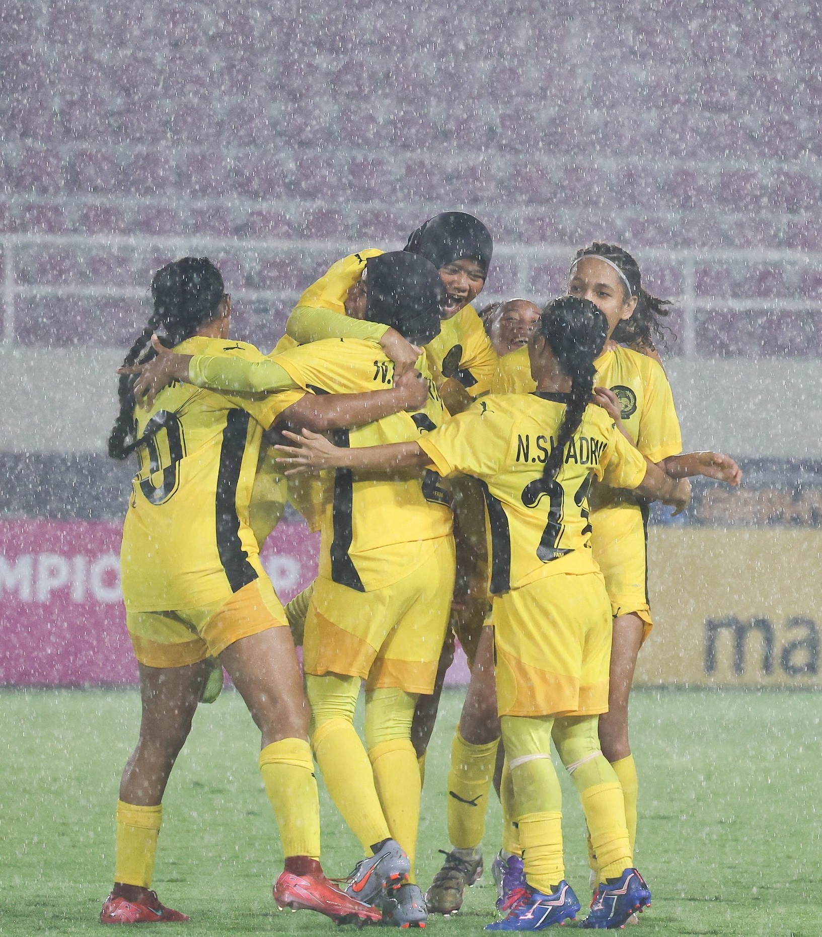 Đại thắng 6-1, tuyển Malaysia đẩy Thái Lan vào thế “chân tường” tại giải Đông Nam Á - Ảnh 1. Đại thắng 6-1, tuyển Malaysia đẩy Thái Lan vào thế “chân tường” tại giải Đông Nam Á - Ảnh 1.