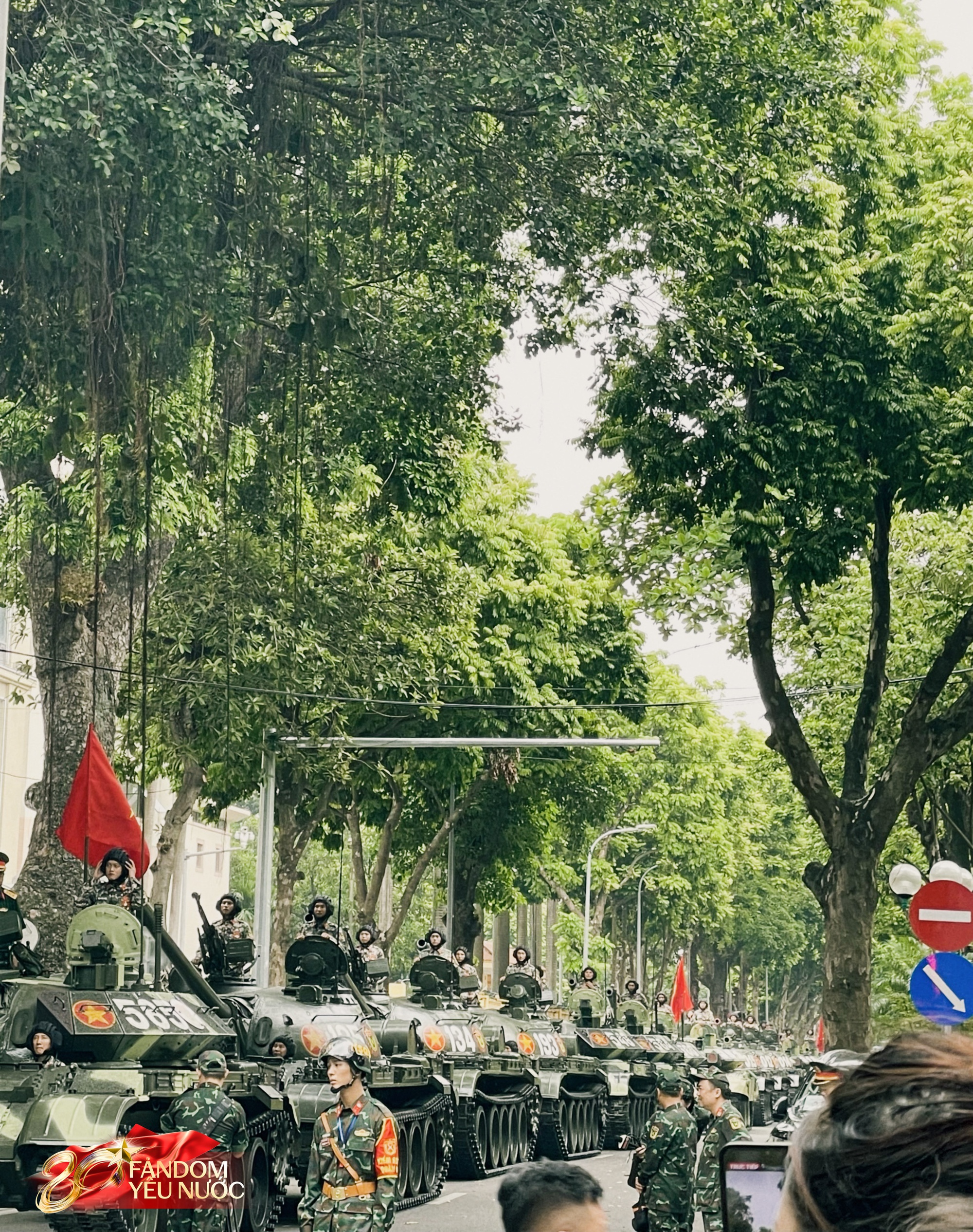 Tôi đi bộ 10.000 bước, len lỏi 9 tiếng trên phố ngày Tổng hợp luyện đầu tiên ở Hà Nội và thấy những điều “không chiếu trên TV”- Ảnh 3. Tôi đi bộ 10.000 bước, len lỏi 9 tiếng trên phố ngày Tổng hợp luyện đầu tiên ở Hà Nội và thấy những điều “không chiếu trên TV”- Ảnh 3.