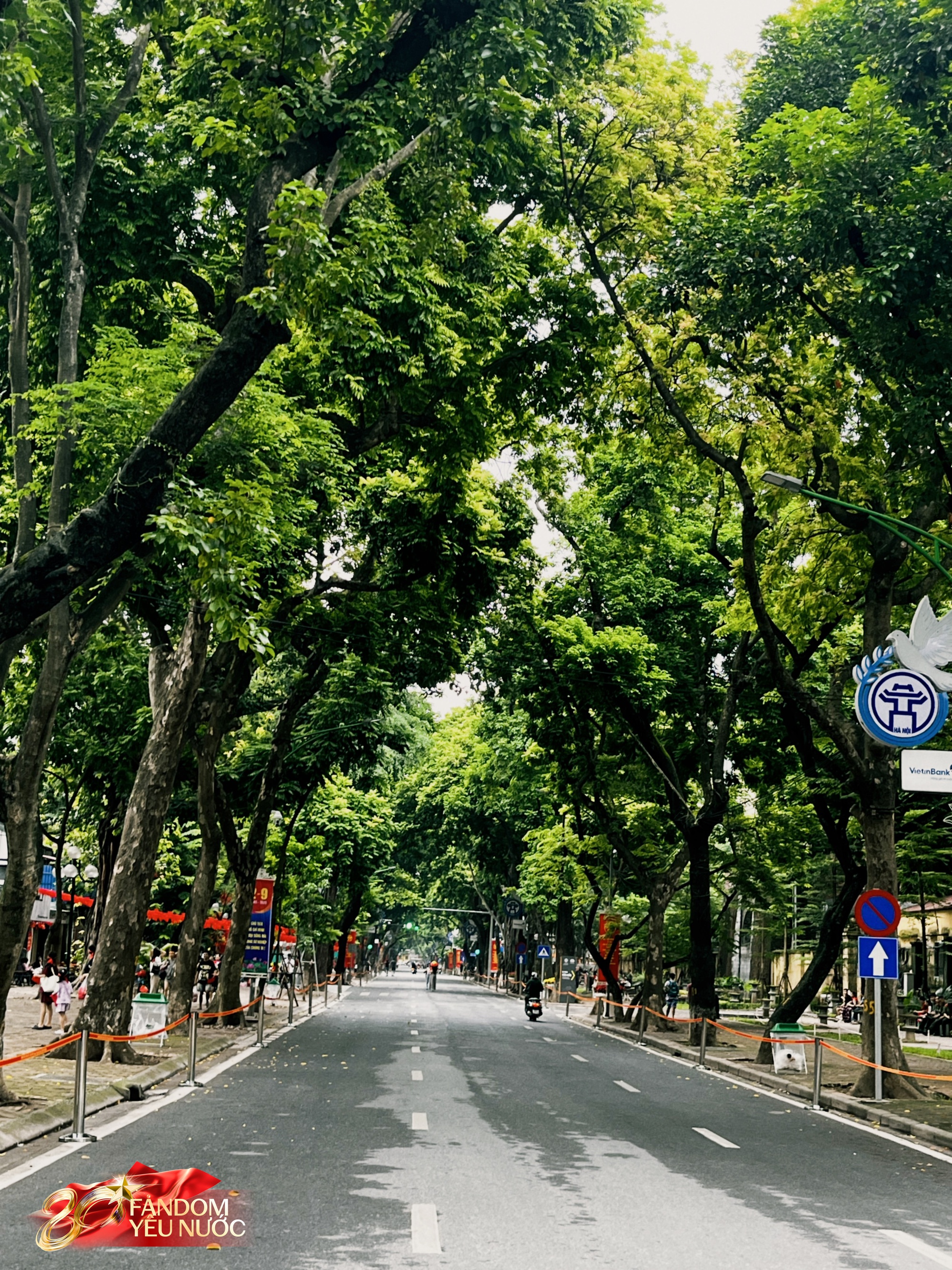 Tôi đi bộ 10.000 bước, len lỏi 9 tiếng trên phố ngày Tổng hợp luyện đầu tiên ở Hà Nội và thấy những điều “không chiếu trên TV”- Ảnh 4. Tôi đi bộ 10.000 bước, len lỏi 9 tiếng trên phố ngày Tổng hợp luyện đầu tiên ở Hà Nội và thấy những điều “không chiếu trên TV”- Ảnh 4.
