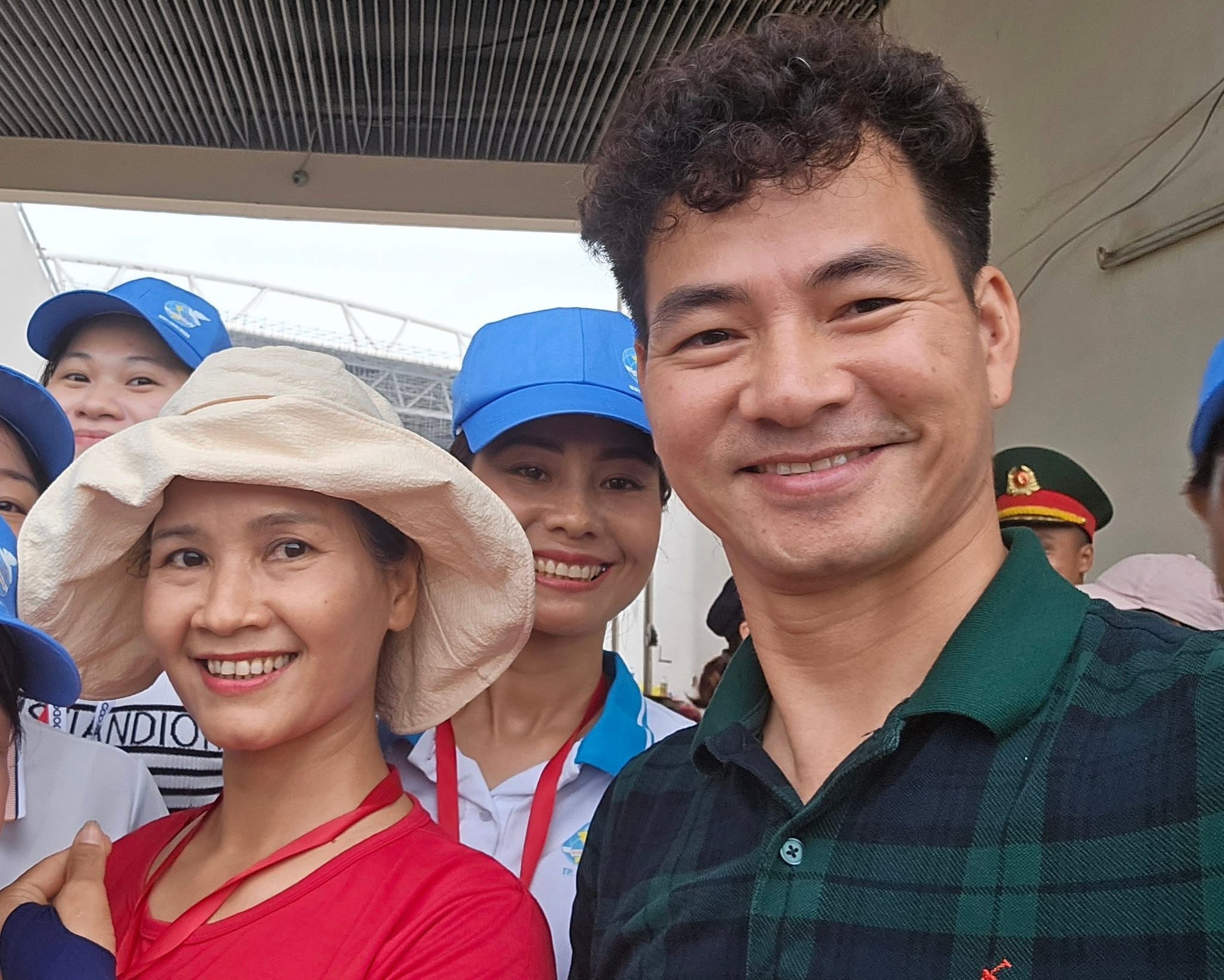 Nữ diễn viên chụp ảnh cùng Cục trưởng Xuân Bắc ở Tổng hợp luyện A80 là ai mà viral khắp MXH?- Ảnh 2.