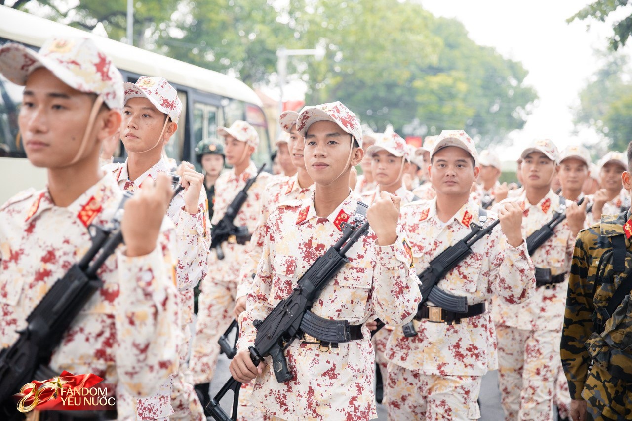 Hành động lãng mạn với bạn gái của sĩ quan khối An ninh mạng và phòng, chống tội phạm sử dụng công nghệ cao- Ảnh 1. Hành động lãng mạn với bạn gái của sĩ quan khối An ninh mạng và phòng, chống tội phạm sử dụng công nghệ cao- Ảnh 1.