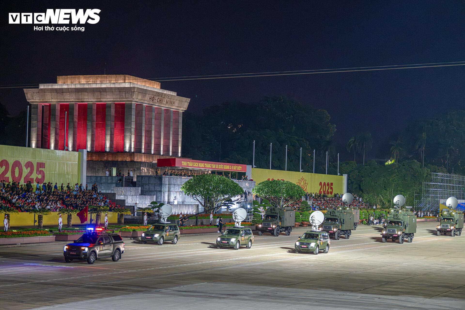 Dàn khí tài Viettel lần đầu xuất hiện tại Quảng trường Ba Đình trong diễu binh kỷ niệm - Ảnh 12. Dàn khí tài Viettel lần đầu xuất hiện tại Quảng trường Ba Đình trong diễu binh kỷ niệm - Ảnh 12.