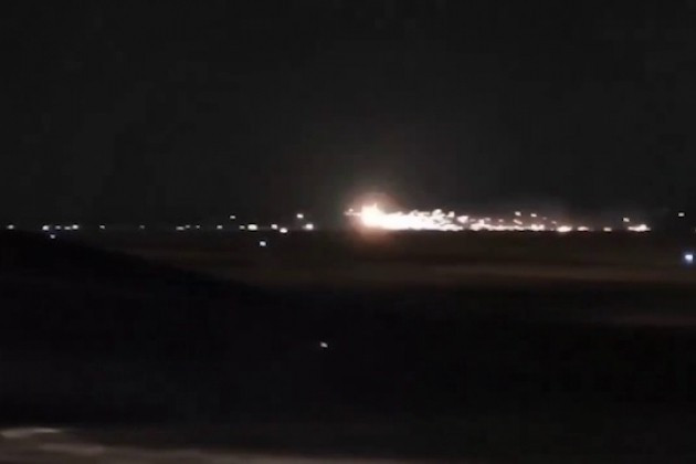 Chiến đấu cơ F / A - 18 Hornet bốc cháy và rơi tại sân bay Sultan Haji Ahmad Shah - Ảnh 2. Chiến đấu cơ F / A - 18 Hornet bốc cháy và rơi tại sân bay Sultan Haji Ahmad Shah - Ảnh 2.