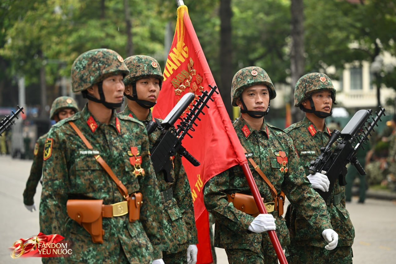 Tôi đi bộ 10.000 bước, len lỏi 9 tiếng trên phố ngày Tổng hợp luyện đầu tiên ở Hà Nội và thấy những điều “không chiếu trên TV”- Ảnh 14. Tôi đi bộ 10.000 bước, len lỏi 9 tiếng trên phố ngày Tổng hợp luyện đầu tiên ở Hà Nội và thấy những điều “không chiếu trên TV”- Ảnh 14.