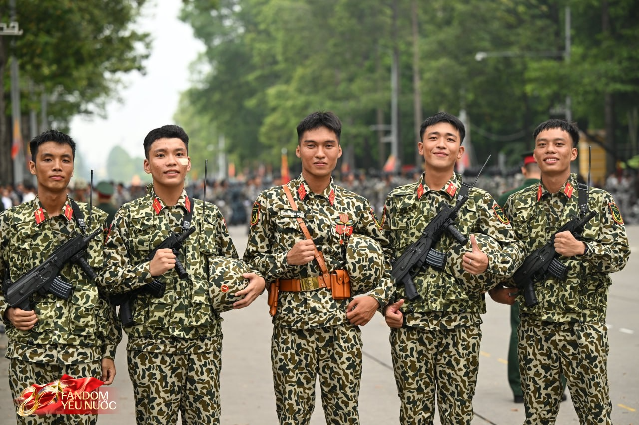 Tôi đi bộ 10.000 bước, len lỏi 9 tiếng trên phố ngày Tổng hợp luyện đầu tiên ở Hà Nội và thấy những điều “không chiếu trên TV”- Ảnh 15. Tôi đi bộ 10.000 bước, len lỏi 9 tiếng trên phố ngày Tổng hợp luyện đầu tiên ở Hà Nội và thấy những điều “không chiếu trên TV”- Ảnh 15.