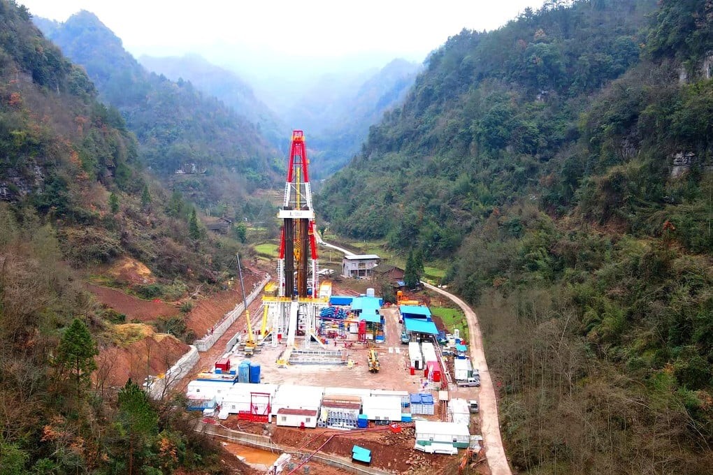 Còi báo động vang lên, dự án khoan sâu 3.300m dừng thi công khẩn cấp, kho báu chứa hàng trăm tỷ m3 'vàng trắng' lộ diện nhờ công nghệ cao - Ảnh 1.