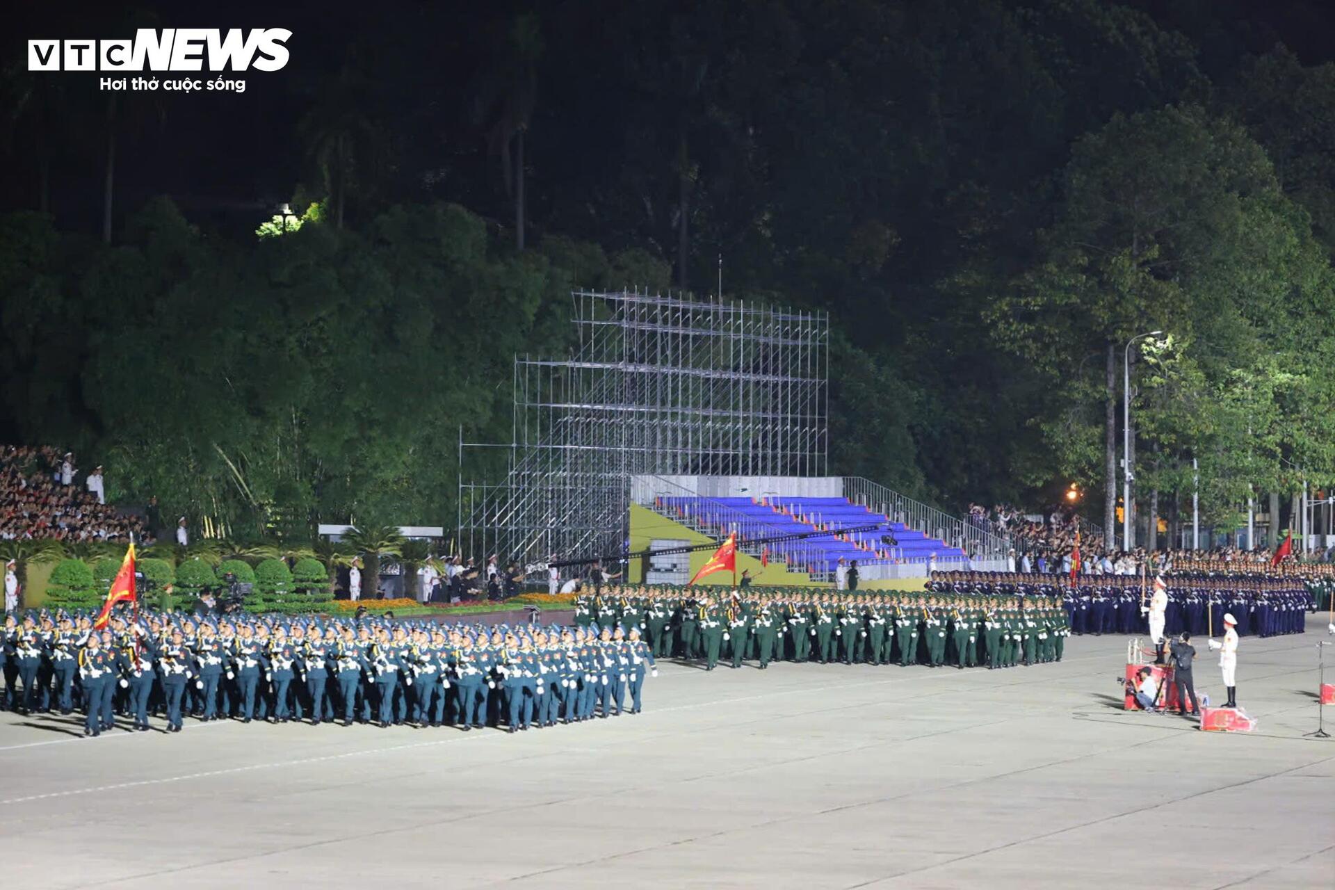 Tổng hợp luyện A80 tại Quảng trường Ba Đình: Sự kiện kỷ niệm 80 năm Cách mạng Tháng Tám - Ảnh 12. Tổng hợp luyện A80 tại Quảng trường Ba Đình: Sự kiện kỷ niệm 80 năm Cách mạng Tháng Tám - Ảnh 12.