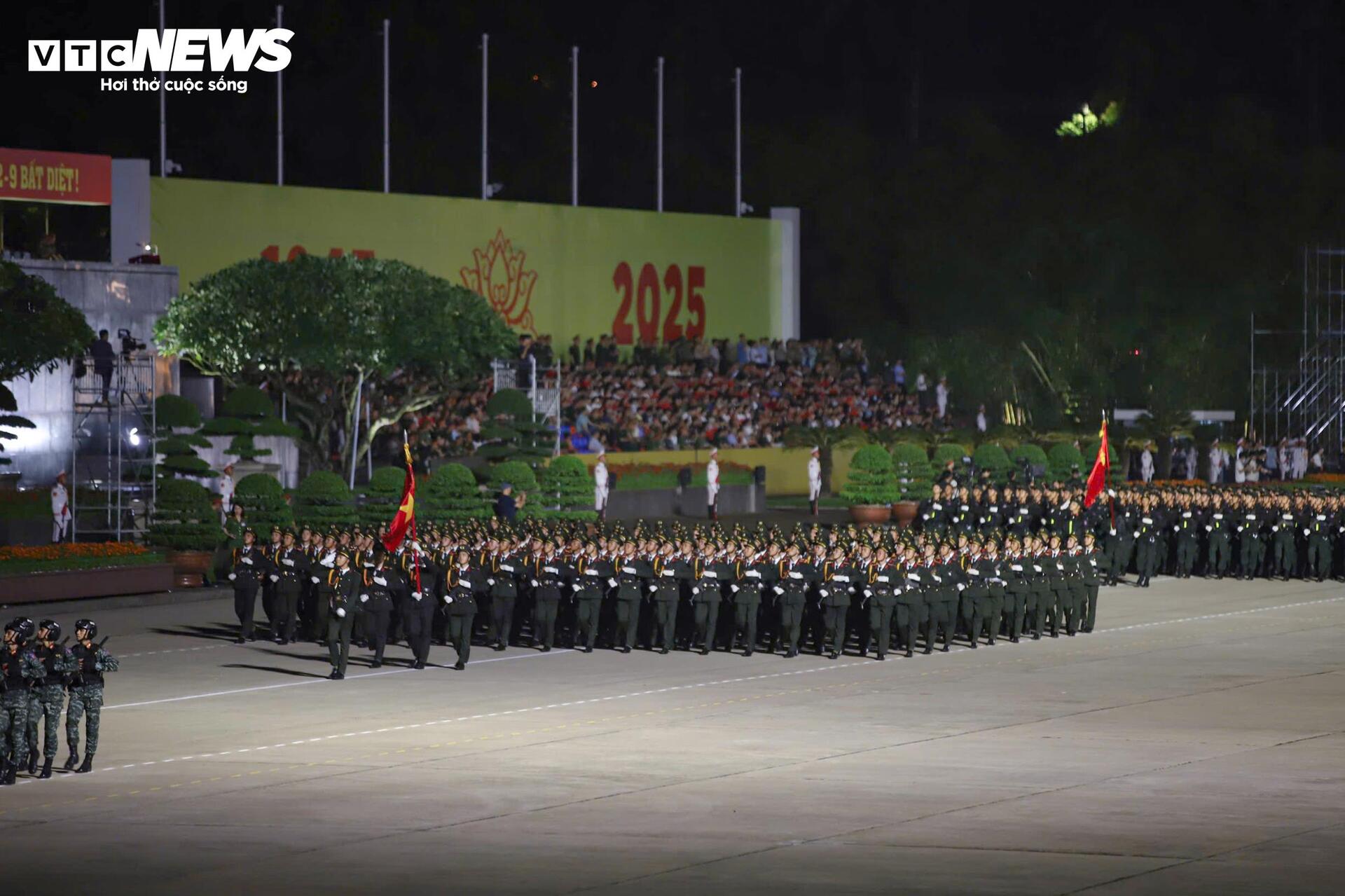 Tổng hợp luyện A80 tại Quảng trường Ba Đình: Sự kiện kỷ niệm 80 năm Cách mạng Tháng Tám - Ảnh 13. Tổng hợp luyện A80 tại Quảng trường Ba Đình: Sự kiện kỷ niệm 80 năm Cách mạng Tháng Tám - Ảnh 13.
