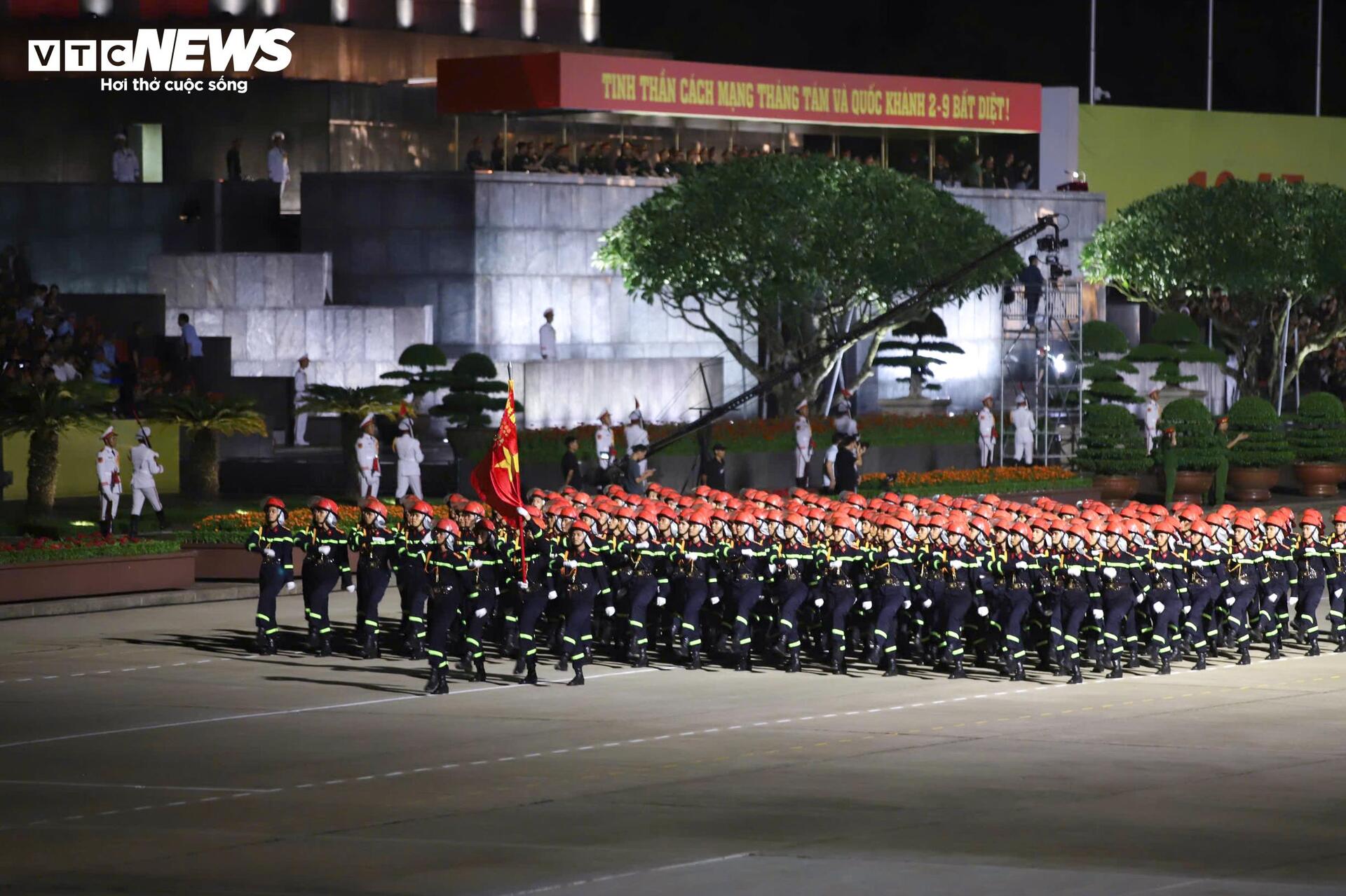 Tổng hợp luyện A80 tại Quảng trường Ba Đình: Sự kiện kỷ niệm 80 năm Cách mạng Tháng Tám - Ảnh 14. Tổng hợp luyện A80 tại Quảng trường Ba Đình: Sự kiện kỷ niệm 80 năm Cách mạng Tháng Tám - Ảnh 14.